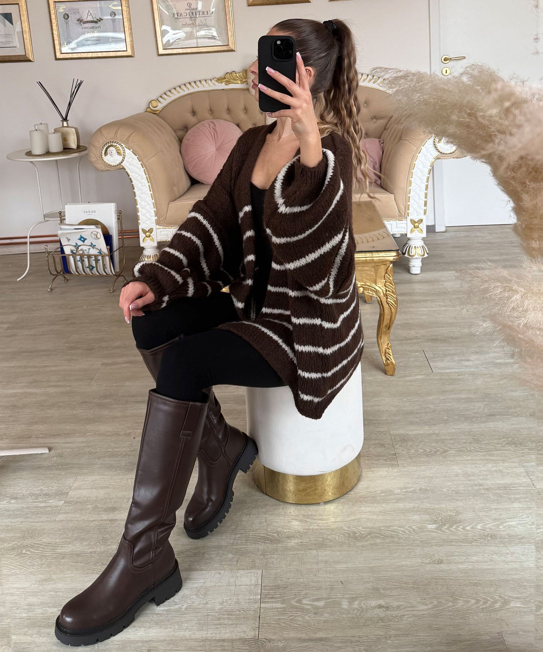 Bota marrom feminina de inverno com forro quente e salto.
