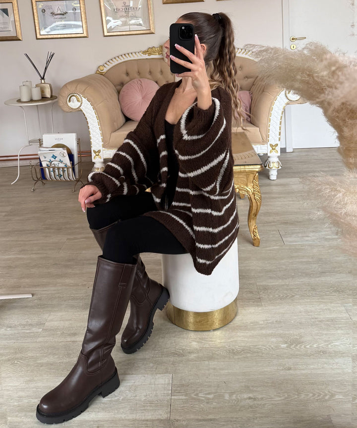 Bota marrom feminina de inverno com forro quente e salto.