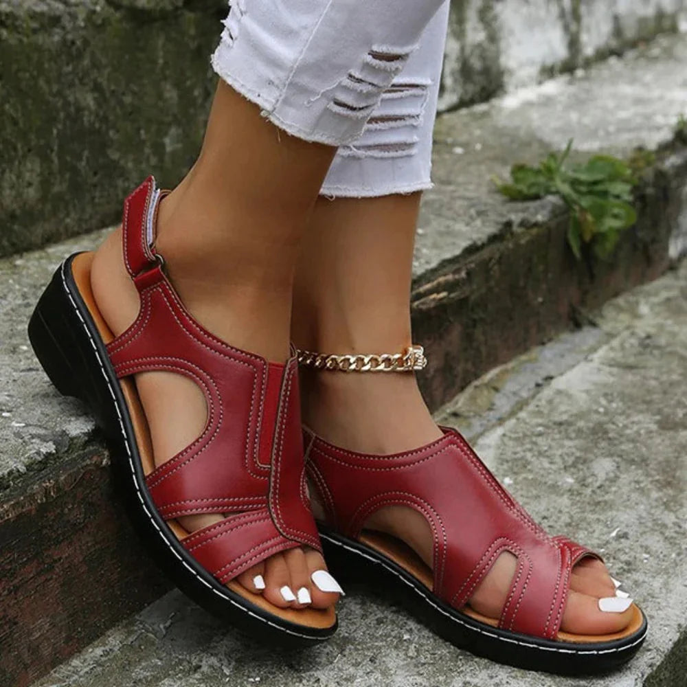 Calçado feminino ortopédico com design moderno e salto cunha, oferecendo suporte e estilo para os pés.