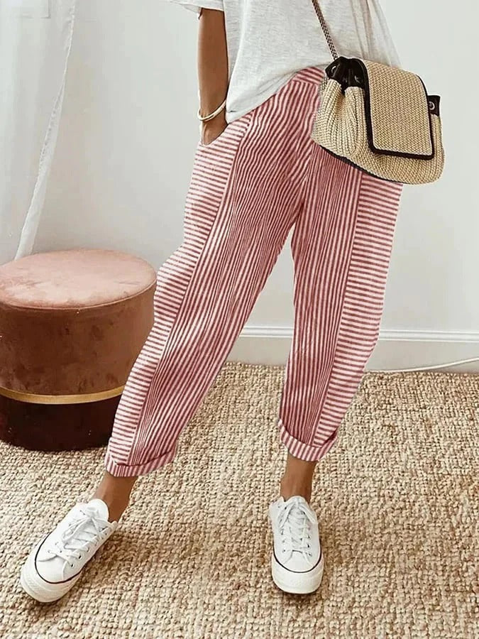 Calça feminina listrada Kae, versátil e confortável. Peça de moda casual para looks elegantes de verão.