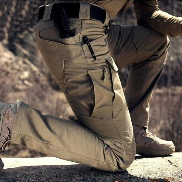 Calças cargo de homem com design multibolsos, perfeitas para caminhada e aventura. Resistentes e utilitárias.