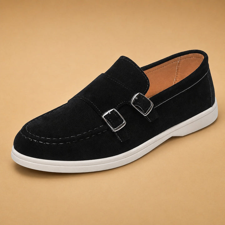 Mocassim slip-on masculino de camurça com fivela dupla, estilo e conforto.