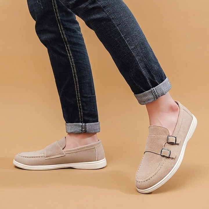 Mocassim masculino versátil, slip-on, fivela dupla, perfeito para casual e elegante.