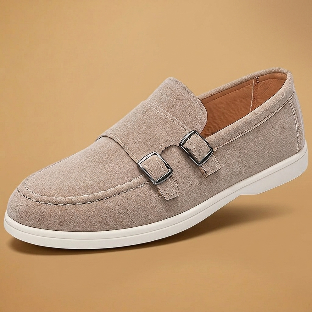 Calçado slip-on masculino: mocassim de camurça com fivela dupla, moda e durabilidade.