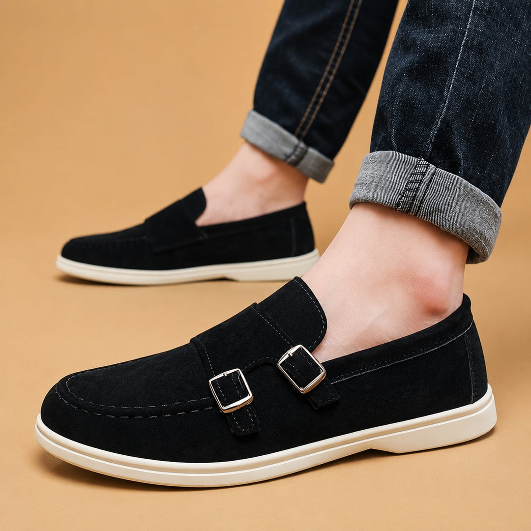 Calçado masculino elegante: mocassim slip-on em camurça premium com fivelas duplas.