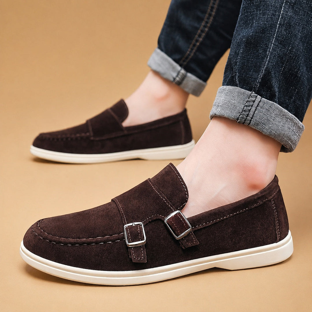 Detalhe da fivela dupla em mocassim slip-on masculino, calçado de camurça elegante.