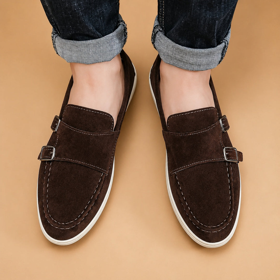Vista superior de mocassim masculino slip-on, destacando o design com fivelas duplas.