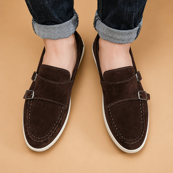 Vista superior de mocassim masculino slip-on, destacando o design com fivelas duplas.