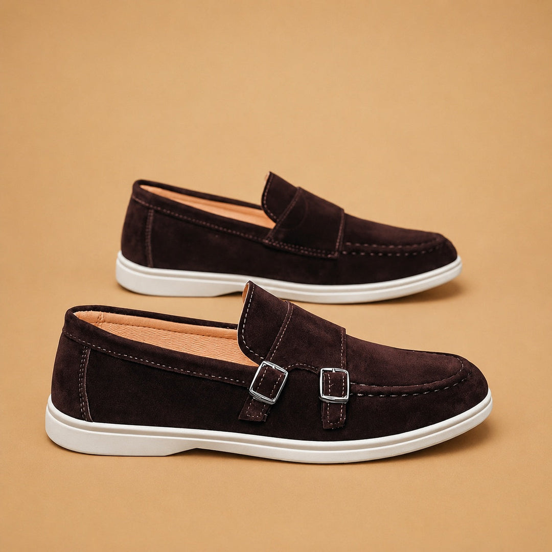 Textura da camurça no mocassim slip-on masculino, calçado de conforto e estilo elegante.