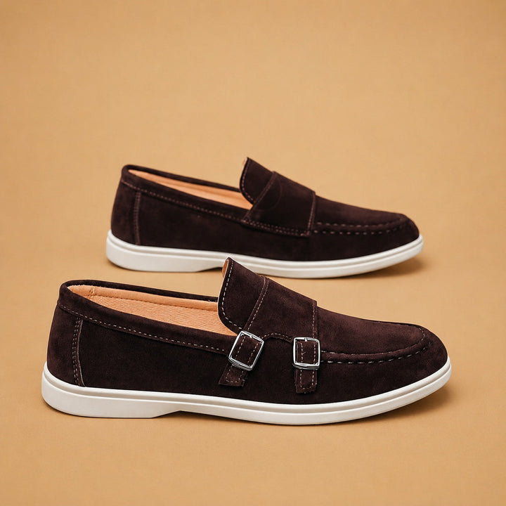 Textura da camurça no mocassim slip-on masculino, calçado de conforto e estilo elegante.