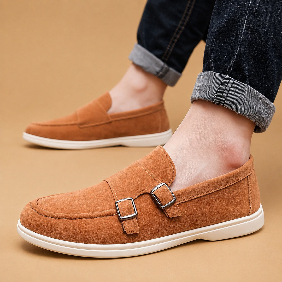 Mocassim slip-on masculino, ideal para looks smart casual, com fivela dupla moderna.