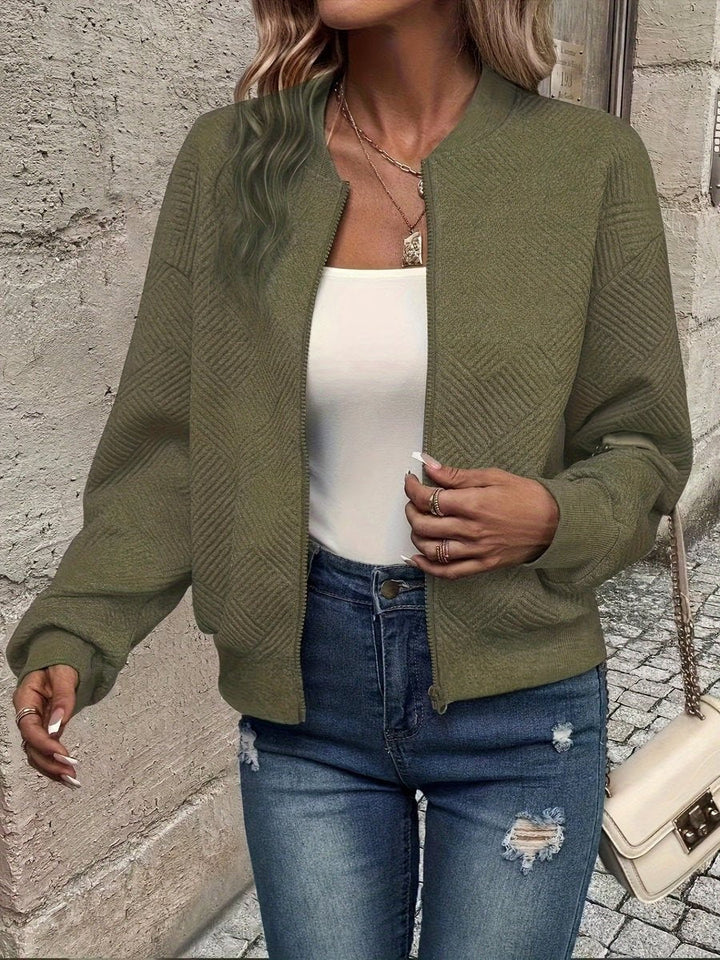 Jaqueta bomber feminina com fecho zip, peça essencial para moda mulher e look casual moderno.