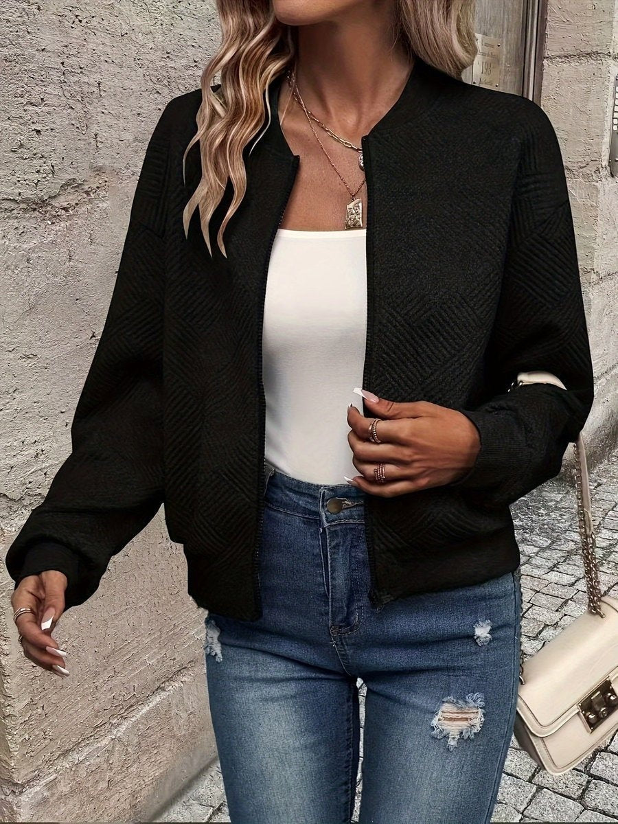 Mulher vestindo casaco bomber feminino com fecho zip, destacando estilo urbano e conforto na moda.