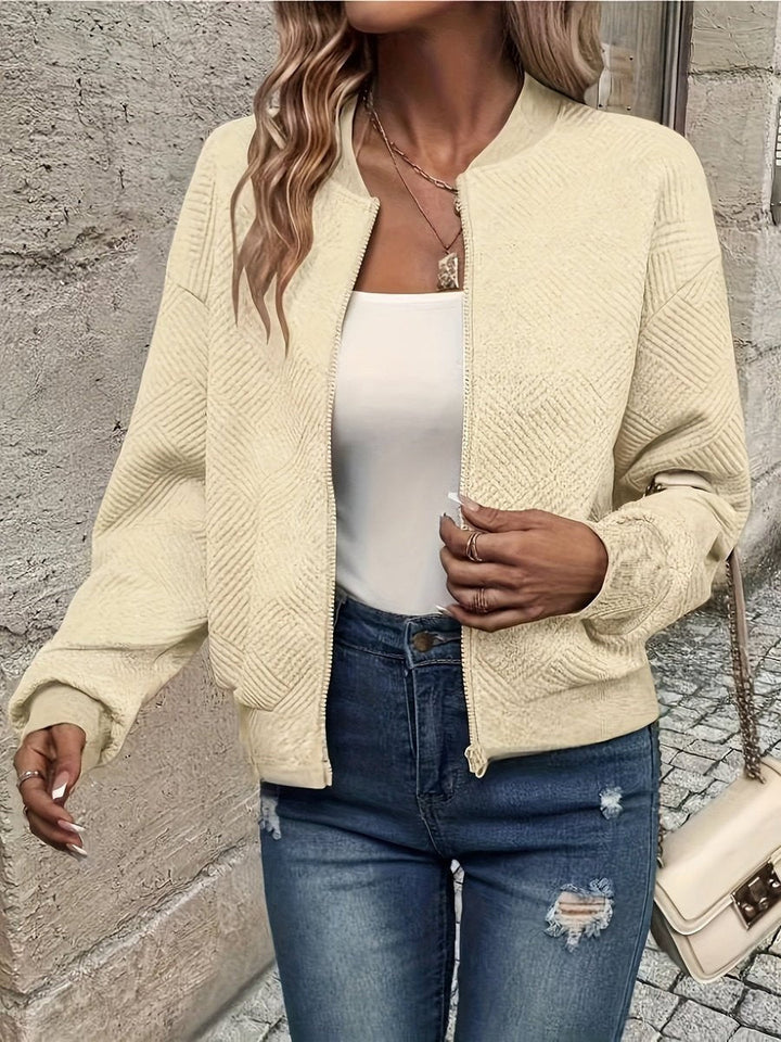 Casaco bomber feminino para primavera, moderno e versátil, com fecho zip. Peça chave para looks.