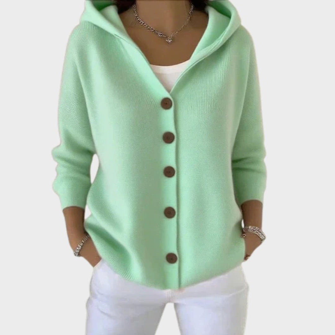 Cardigan de malha macia para mulher, com capuz e botões, sinónimo de estilo e conforto casual.