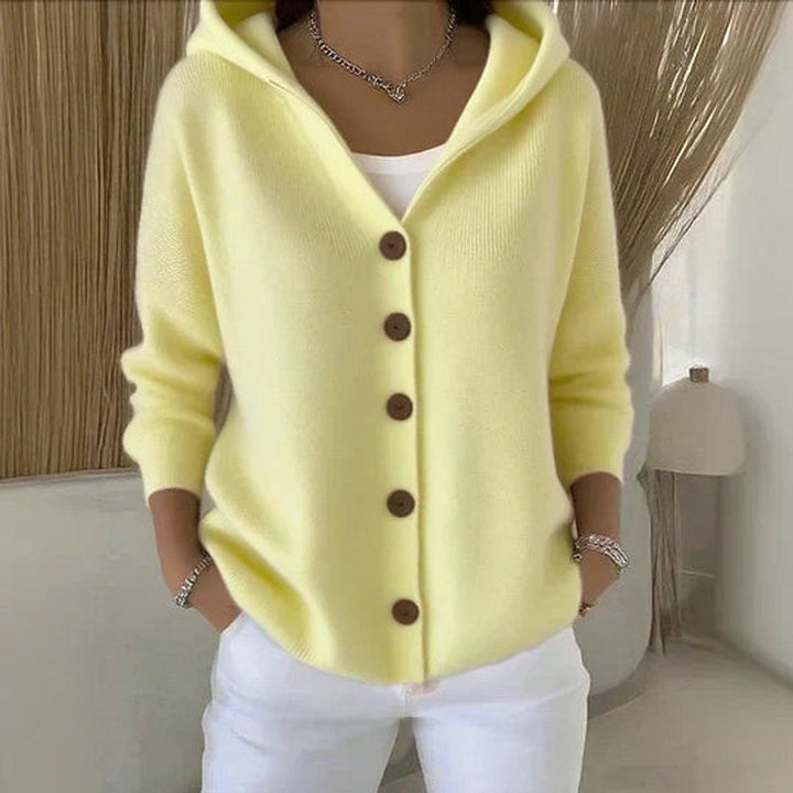 Cardigan feminino versátil com capuz e botões, combinando estilo e conforto para o dia a dia.