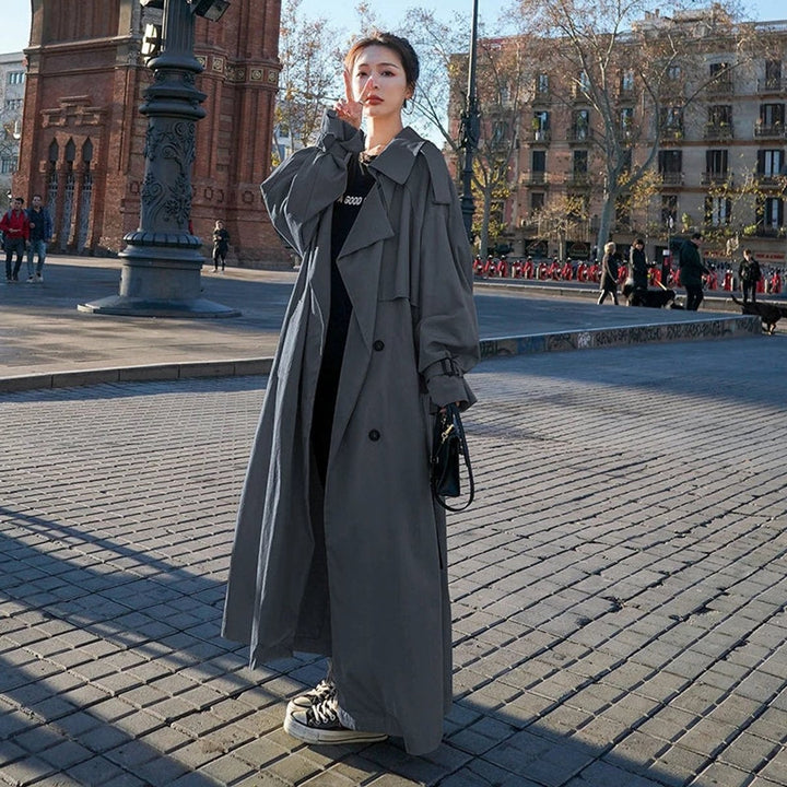 Estilosa gabardina feminina oversize com cinto, casaco comprido para transição de estações.
