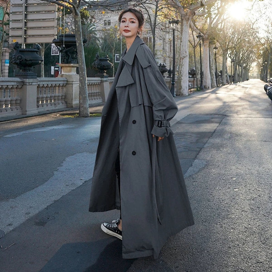 Gabardina comprida feminina oversize com cinto ajustável, ideal para um look sofisticado de outono.