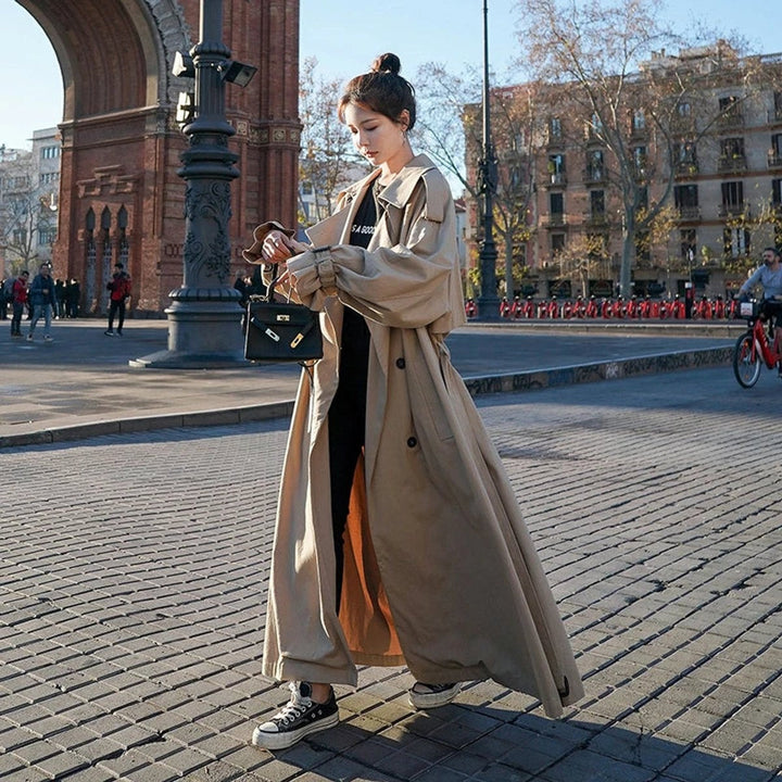 Moda mulher: gabardina feminina oversize com cinto, design elegante e dupla frente para primavera.