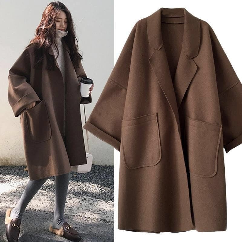 Trench coat feminino oversized de lã com gola lapela. Casaco elegante para outono e inverno.