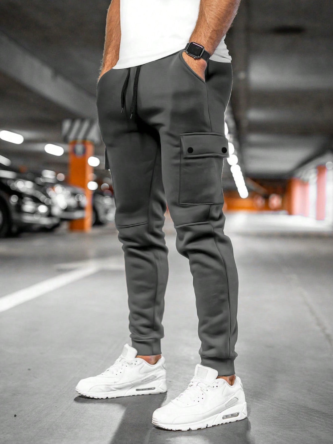 Calça cargo jogger masculina preta com bolsos, ajuste confortável, estilo urbano moderno e casual.