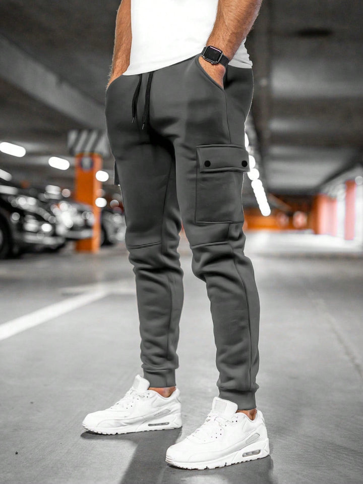 Calça cargo jogger masculina preta com bolsos, ajuste confortável, estilo urbano moderno e casual.
