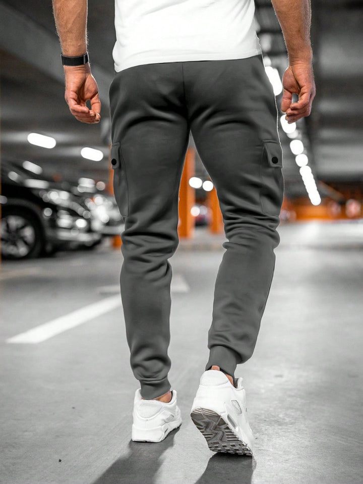 Homem vestindo calça cargo jogger masculina, look descontraído, ideal para um estilo casual moderno.