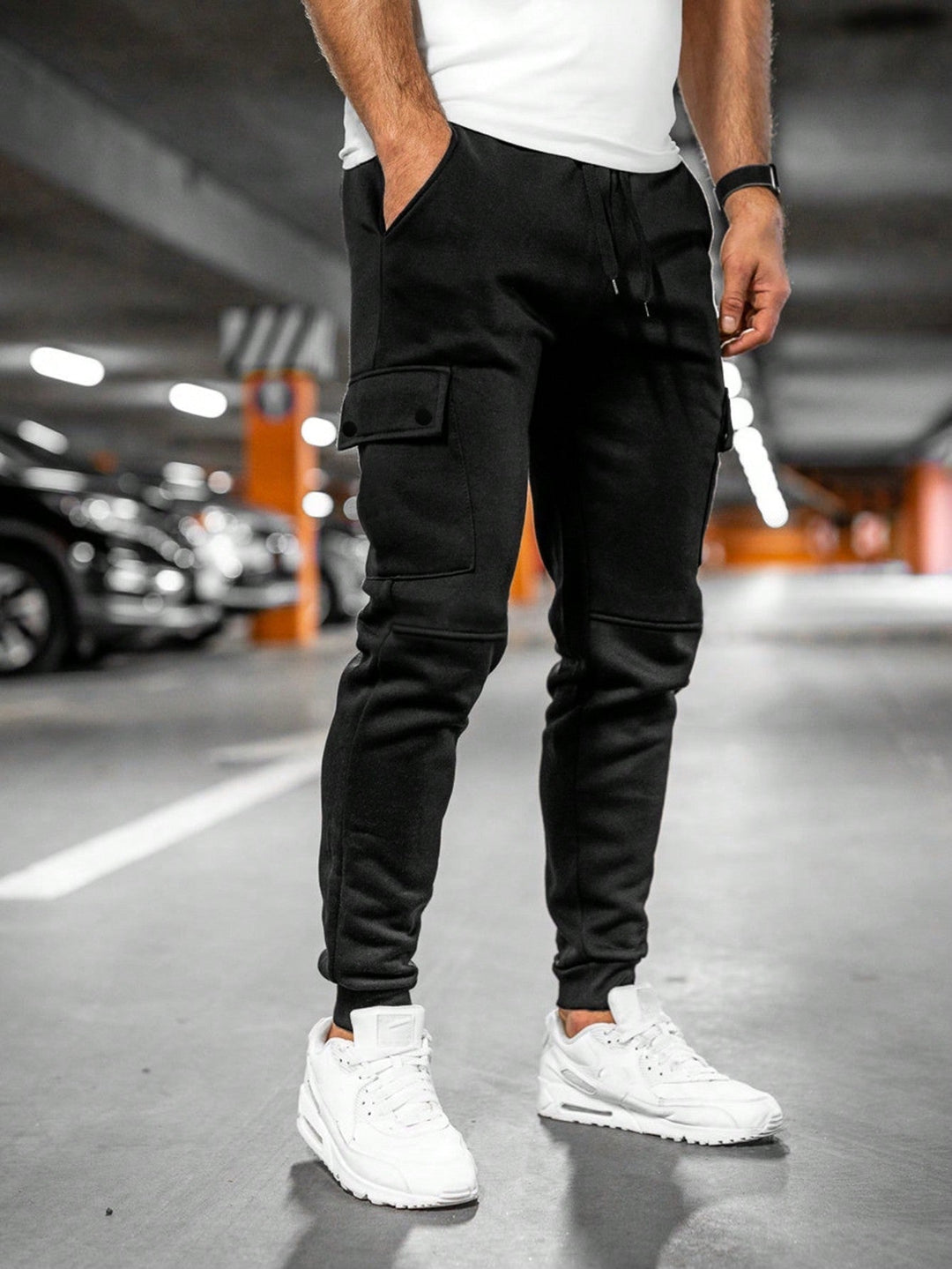 Calça cargo jogger masculina cinza com bolsos funcionais e zíper, design moderno e confortável.