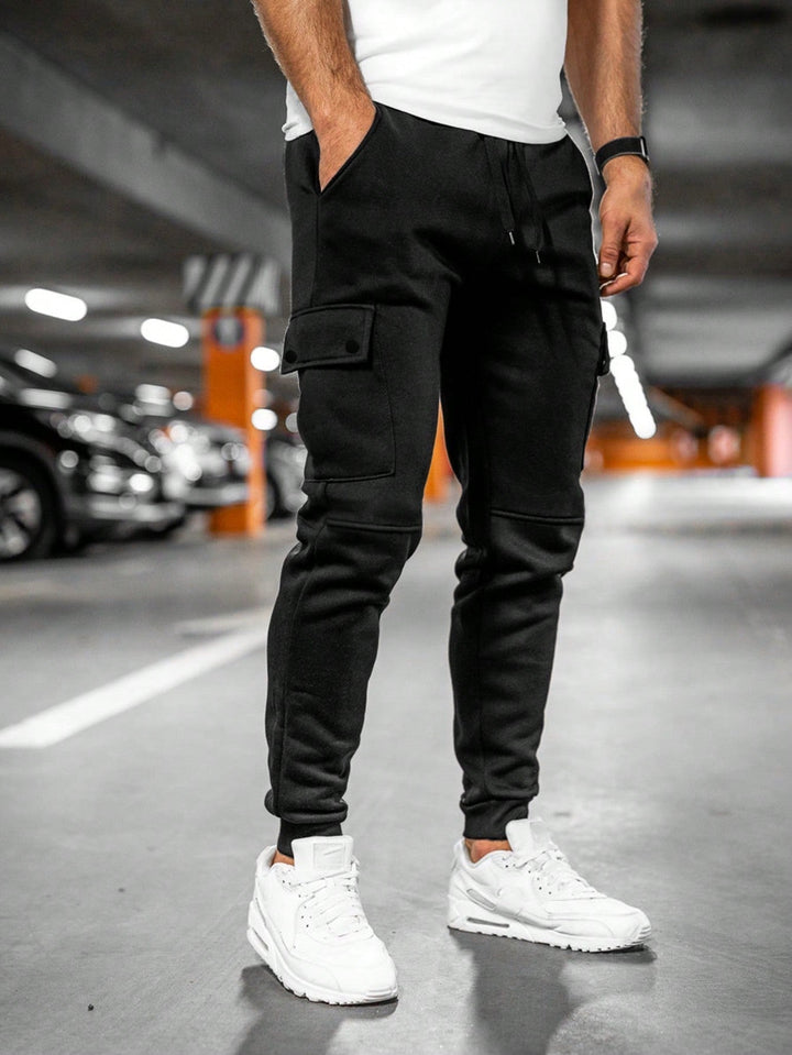 Calça cargo jogger masculina cinza com bolsos funcionais e zíper, design moderno e confortável.
