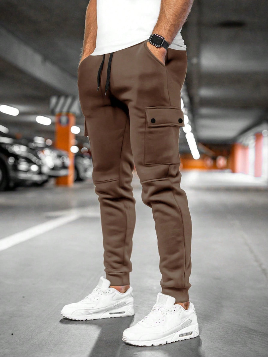 Calça cargo jogger masculina azul marinho, elástico na cintura, bolsos utilitários, conforto e estilo.