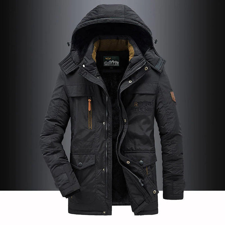 Parka masculina robusta para inverno, com forro de fleece e capuz, oferecendo máxima proteção contra o frio.