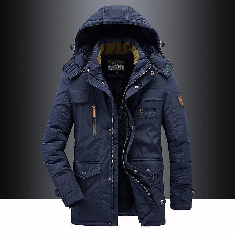 Roupa homem: parka de inverno forrada com fleece, capuz e design confortável, ideal para o dia a dia.