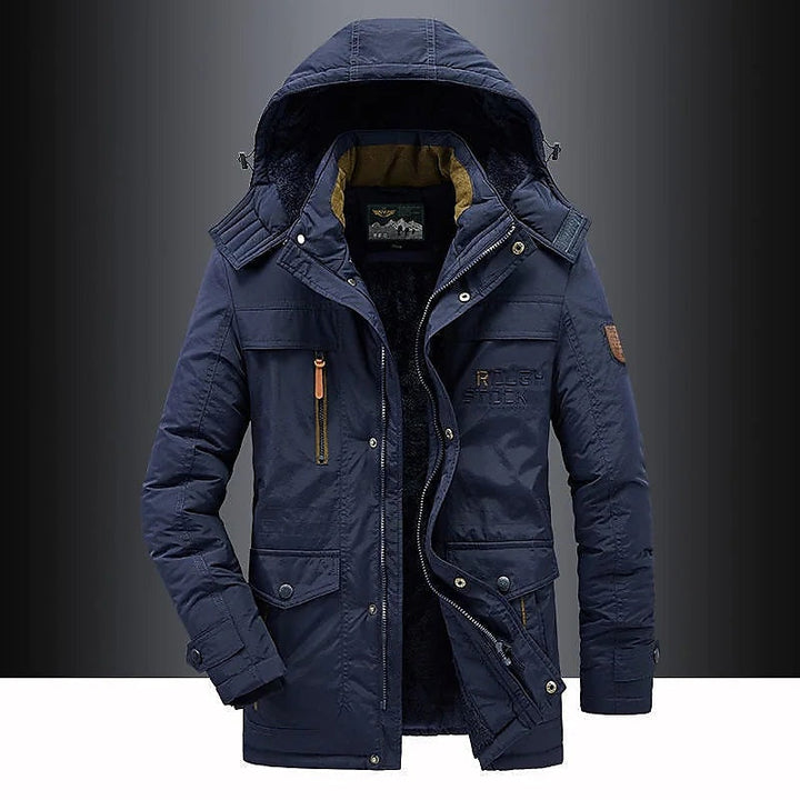 Roupa homem: parka de inverno forrada com fleece, capuz e design confortável, ideal para o dia a dia.