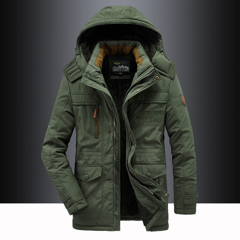 Parka masculina de inverno forrada com fleece e capuz, ideal para proteção contra o frio intenso.