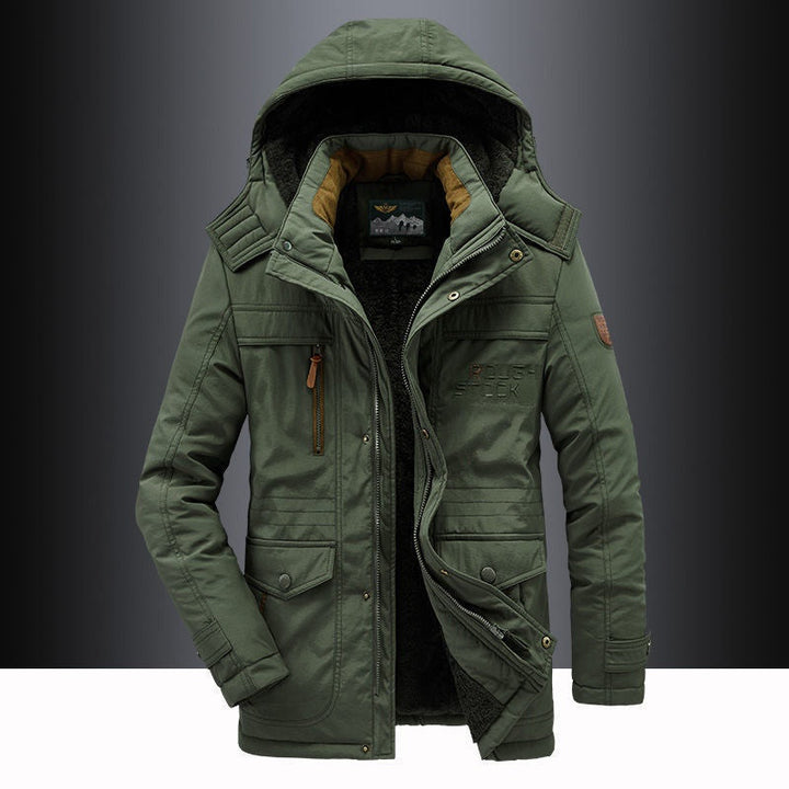 Parka masculina de inverno forrada com fleece e capuz, ideal para proteção contra o frio intenso.