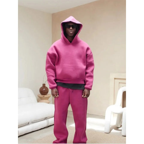 Homem a usar conjunto jogging com capuz, desfrutando de conforto e estilo casual desportivo masculino.