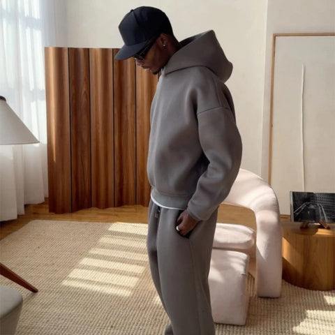 Roupa masculina: conjunto jogging desportivo casual com capuz, versátil para lazer e conforto em casa.