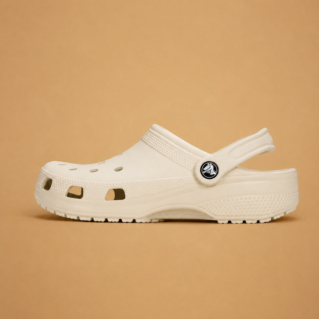 Crocs Clássicos masculinos pretos, com furos de ventilação, leve e confortável para uso diário. Ideal para verão e praia.