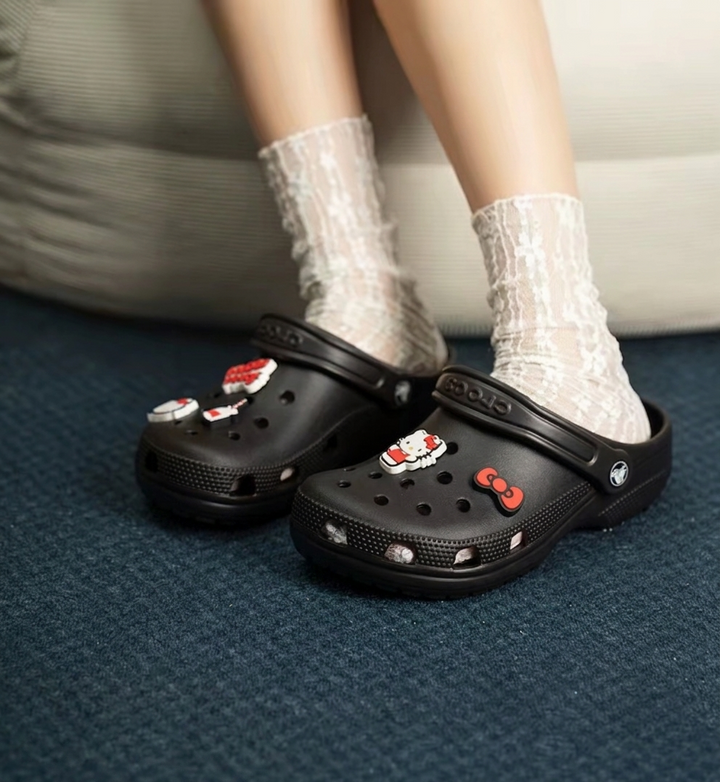 Chinelo Crocs Clássico masculino bege, perfeito para o verão, praia ou uso casual, com conforto e ventilação excelentes.