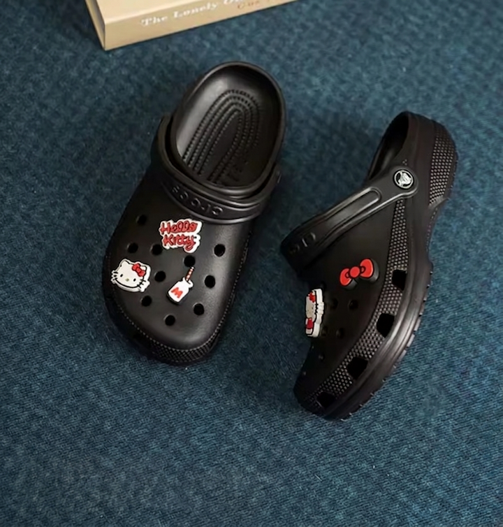 Par de Crocs Clássicos masculinos verde-oliva, icônico, leve e resistente à água, perfeito para conforto e uso diário.