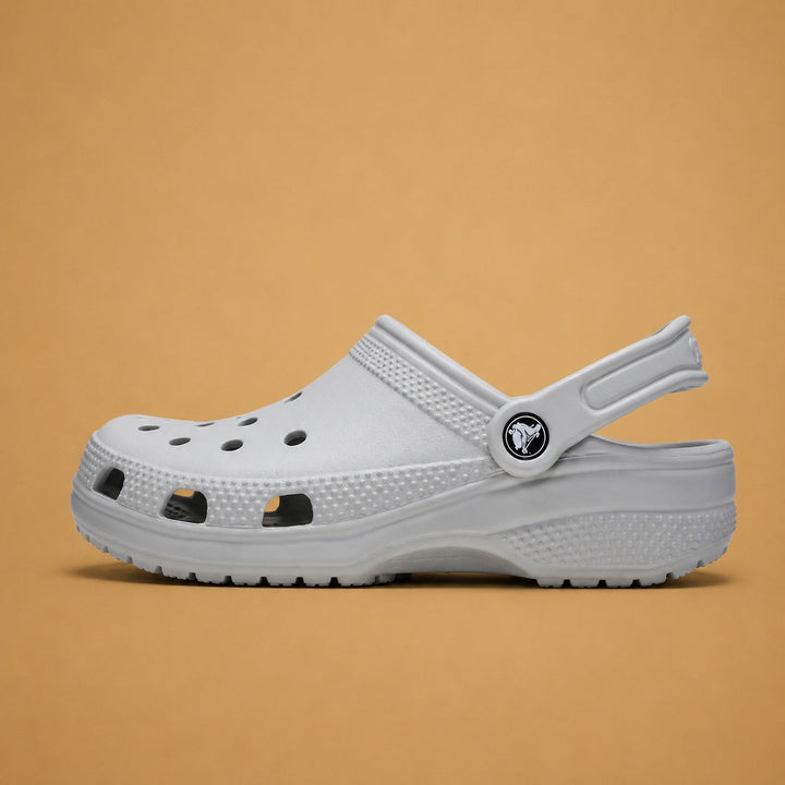 Crocs Clássico masculino cinza em vista lateral, exibindo o solado antiderrapante e os furos para ventilação e conforto.