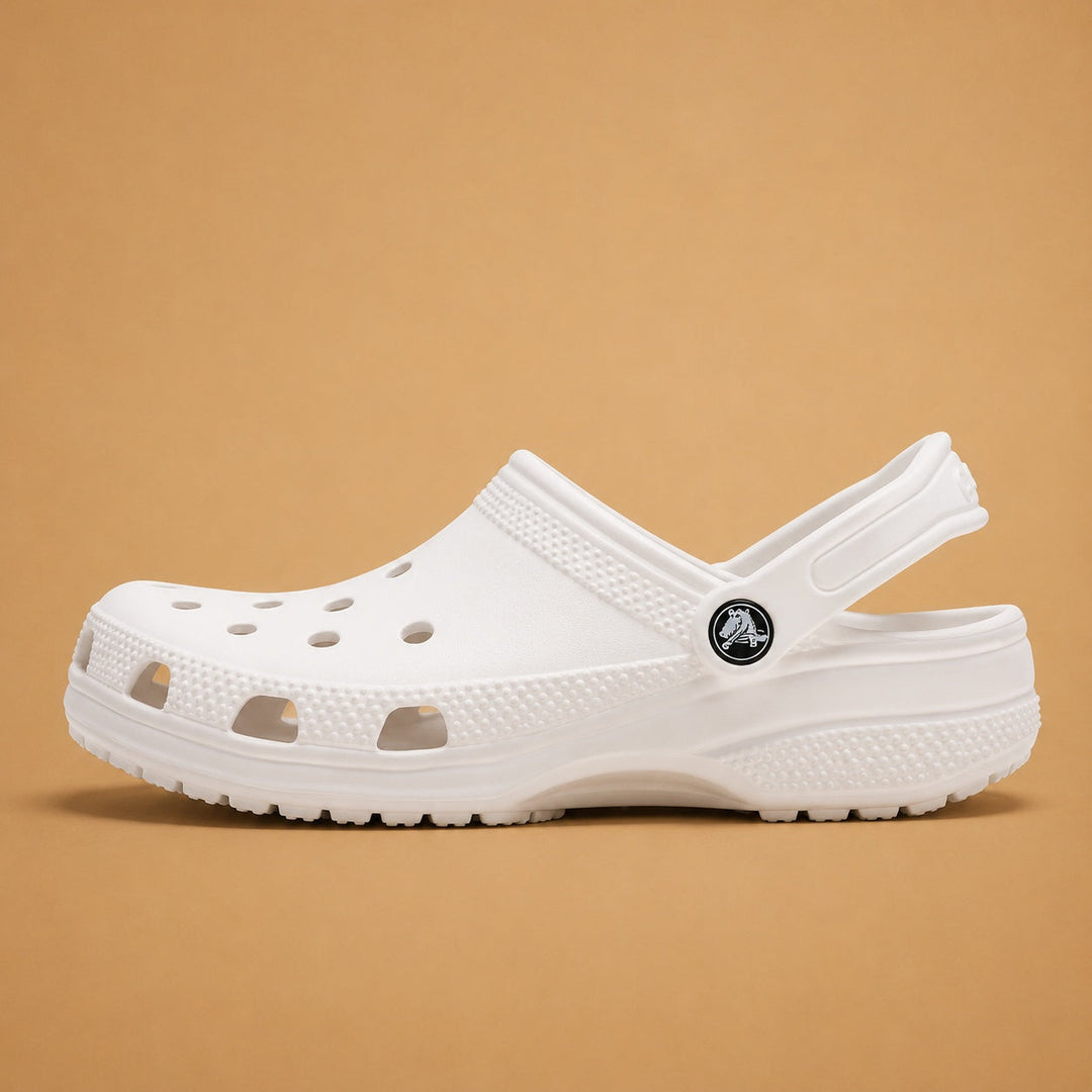 Detalhe de Crocs Clássico masculino vermelho, mostrando a textura icônica e a tira traseira para ajuste seguro e conforto.