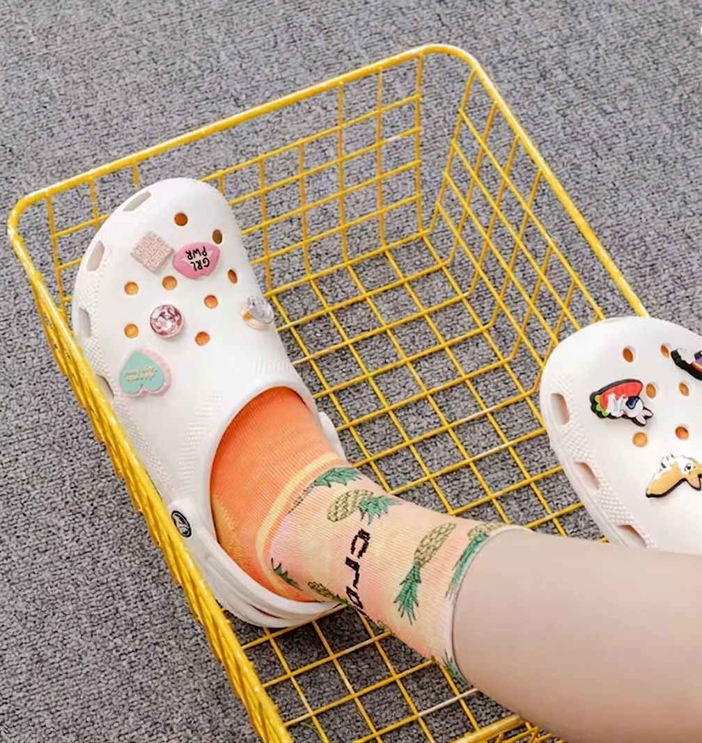Crocs Clássicos masculinos amarelo-limão, sinônimo de conforto e leveza, com design ventilado, perfeito para o verão.