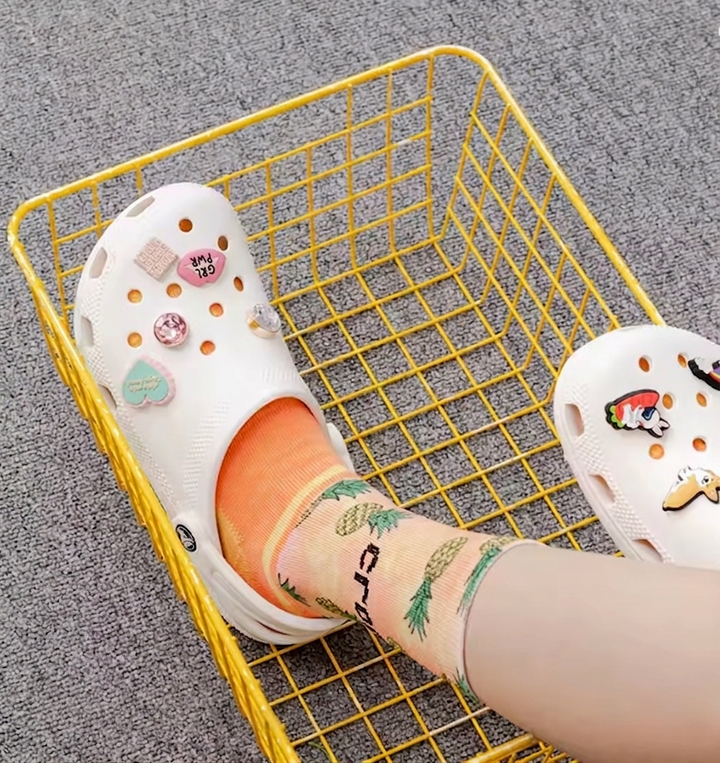 Crocs Clássicos masculinos amarelo-limão, sinônimo de conforto e leveza, com design ventilado, perfeito para o verão.