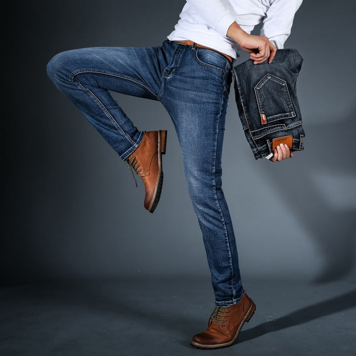 Jeans masculinos slim fit azul, elástico para conforto e estilo casual.
