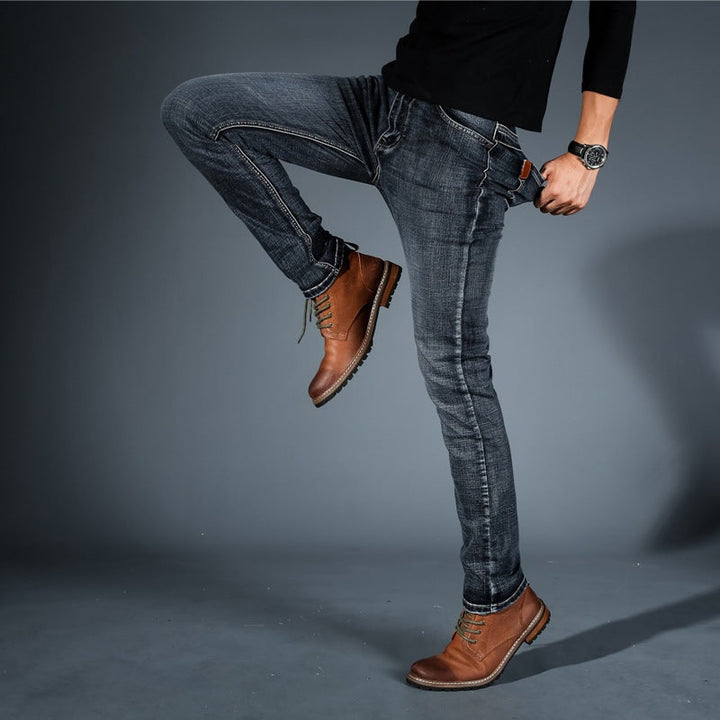 Jeans masculino slim fit com elastano, perfeito para um look casual e moderno.