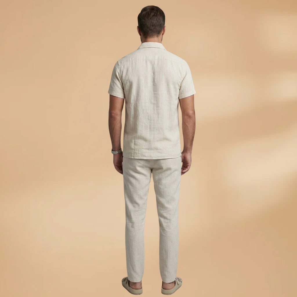 Detalhe do tecido de linho da camisa e calças masculinas do conjunto Salvador, respirável e perfeito para o verão.
