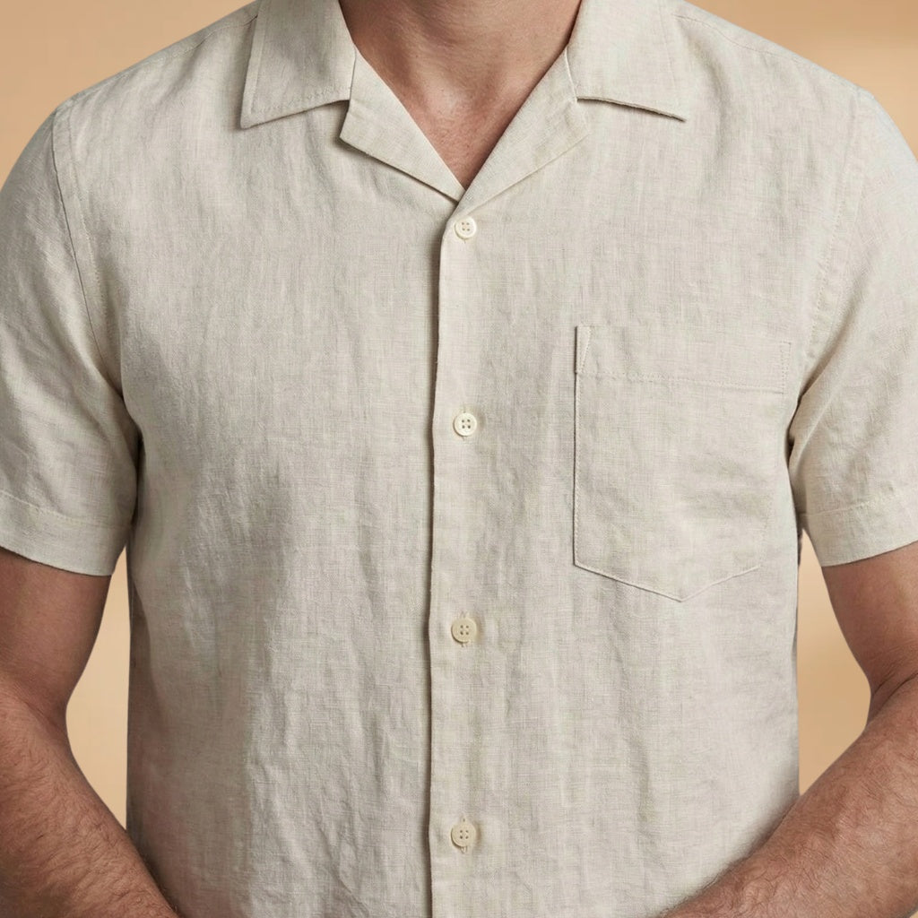 Conjunto masculino de linho Salvador em cenário de verão, camisa e calças leves para um look casual e elegante.