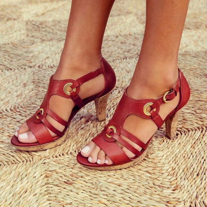 Salto feminino ajustável, ortopédico, que combina elegância com conforto para uso diário no verão.