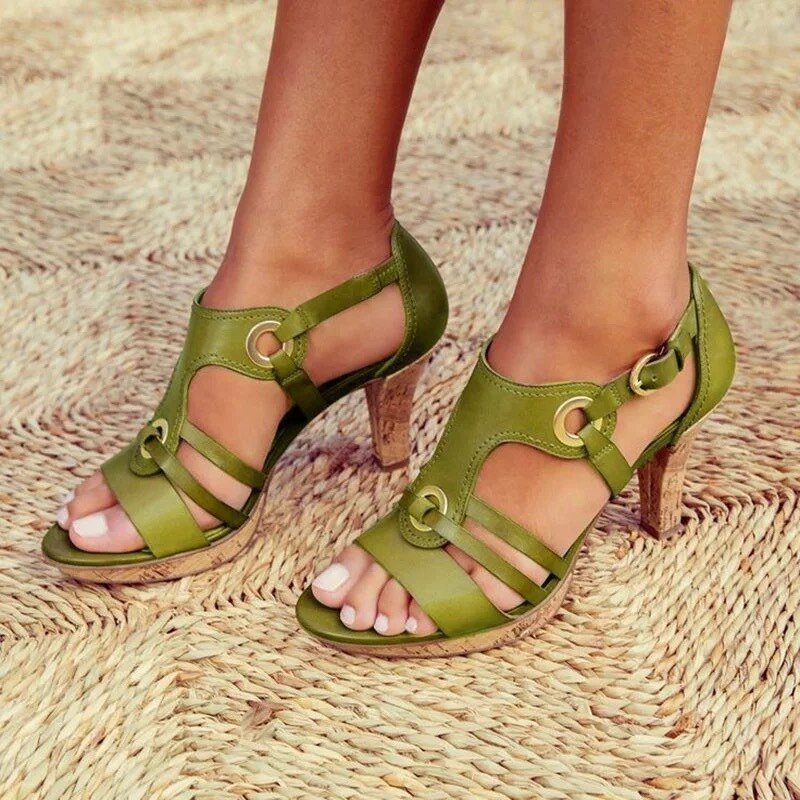 Calçado ortopédico feminino com salto de 5cm, proporciona conforto e estilo à moda de verão.